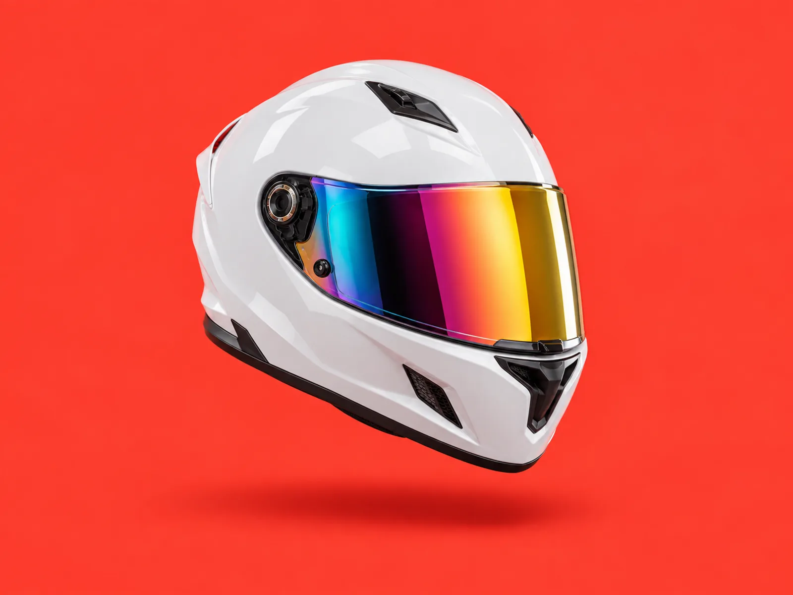 Capacete de moto branco com viseira espelhada sobre fundo vermelho